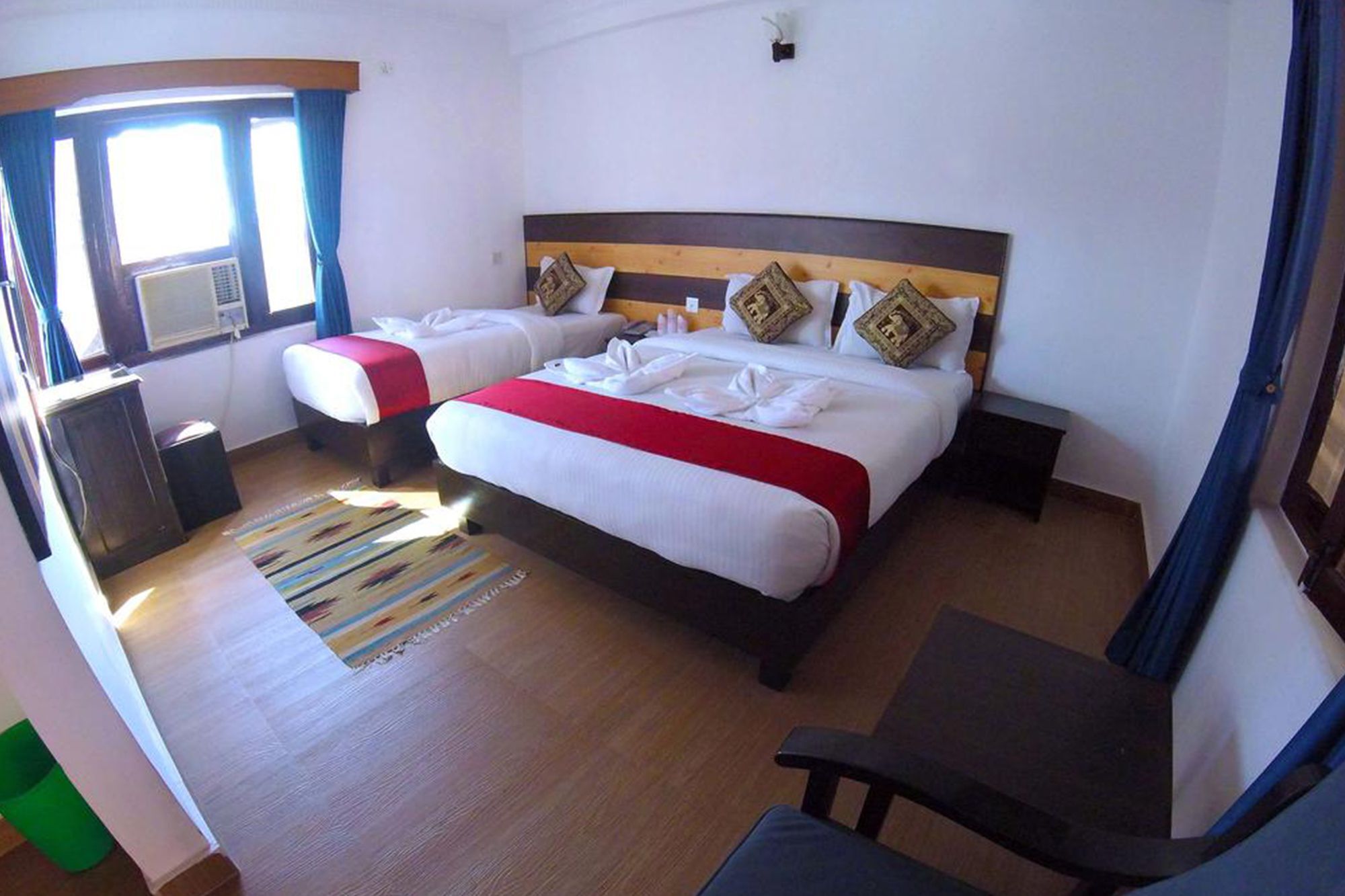 Hotel Lake Palace Pokhara Extérieur photo